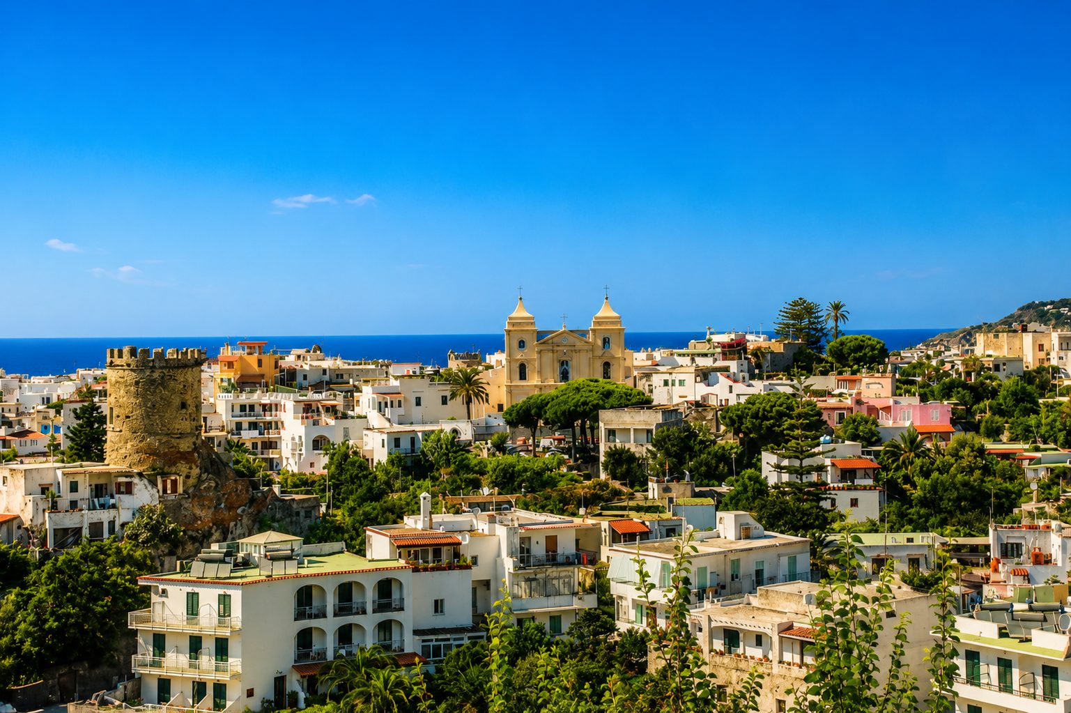 Panorama del paese di Forio con le sue chiese e la torre del Torrione sopra il mare