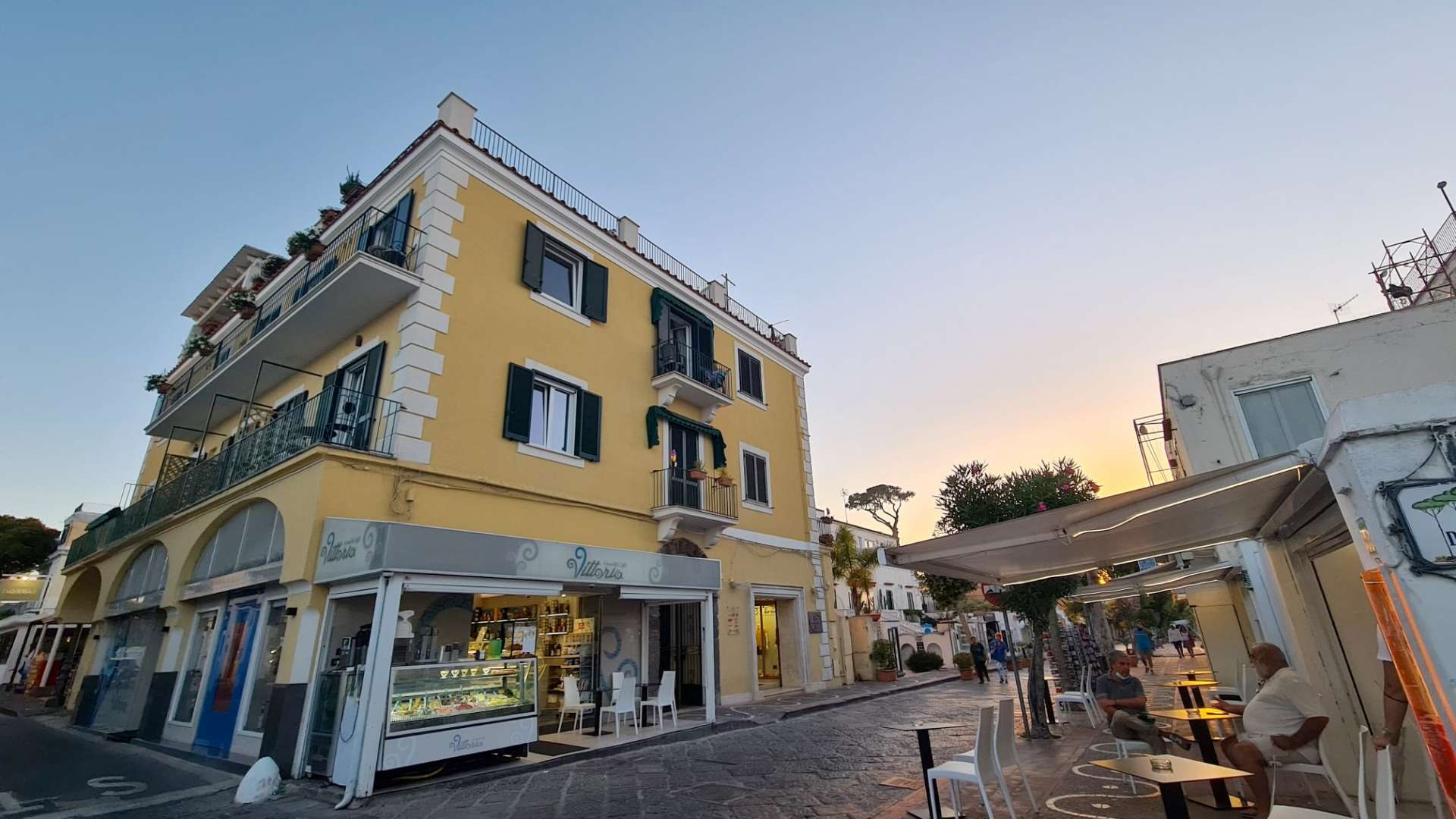 Tramonto sul Corso Vittoria Colonna a Ischia Porto, la via del B&B La Piazzetta