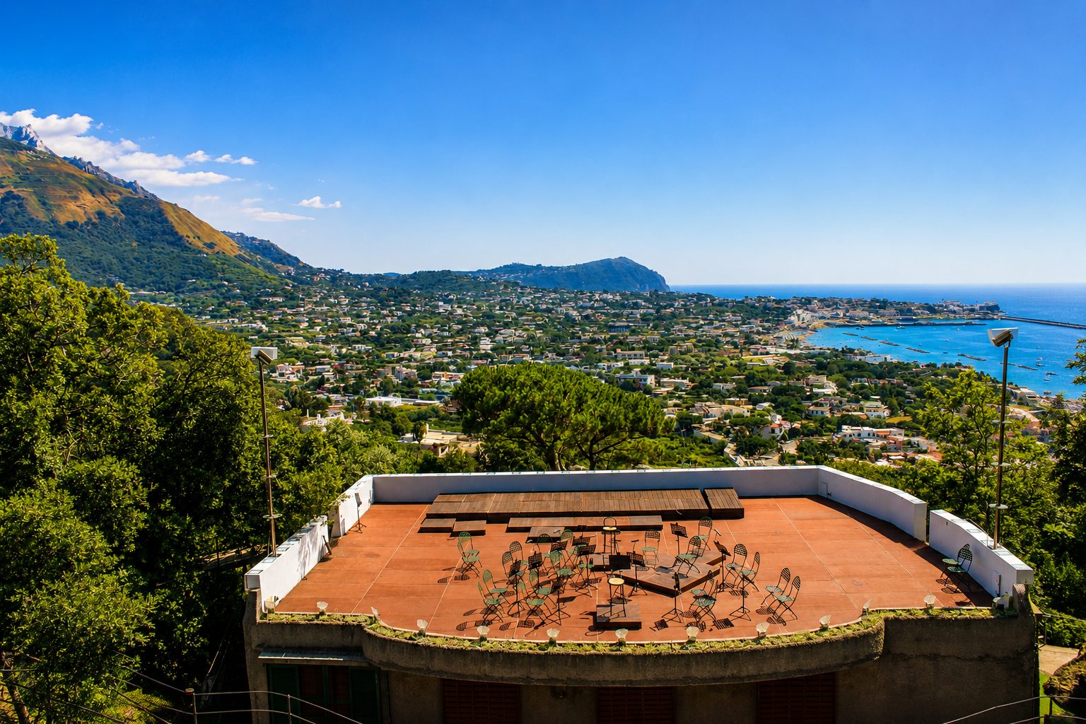 La terrazza del teatro all'aperto dei Giardini La Mortella, affacciata sulla baia
