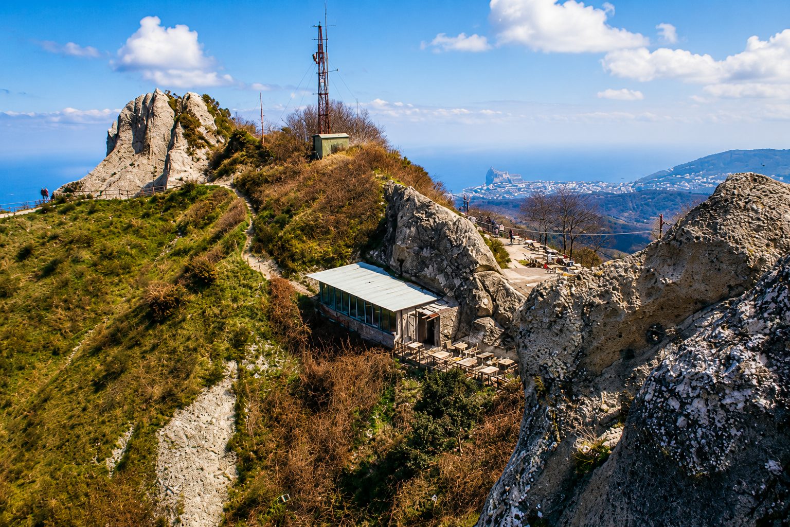 La vetta rocciosa del Monte Epomeo con vedute panoramiche sull'isola e sul mare